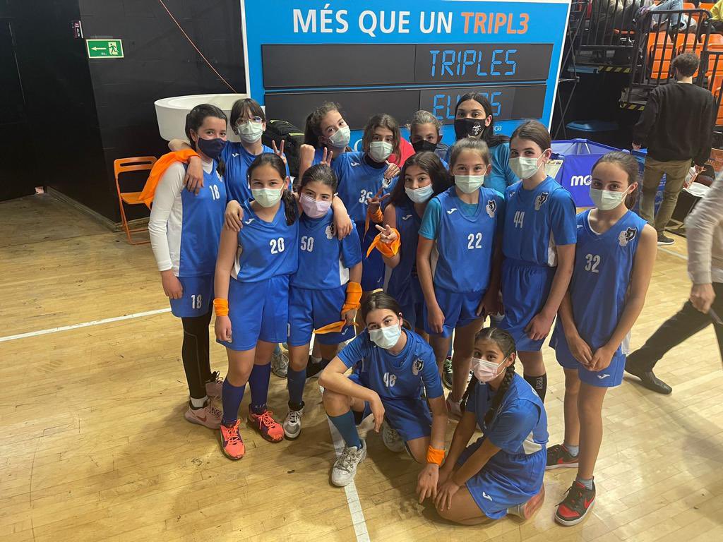 escuelassj's tweet photo. #FemEscola
#JesuitasValencia #150SJ
#150años  #150anys 

Aquí tenemos a la sección d #’baloncesto del #clubdeportivo del colegio  disfrutando del partido de @valenciabasket y ade+ de jugar en los cambios en la misma pista. 
Una experiencia inolvidable https://t.co/u8RGqbmuIe