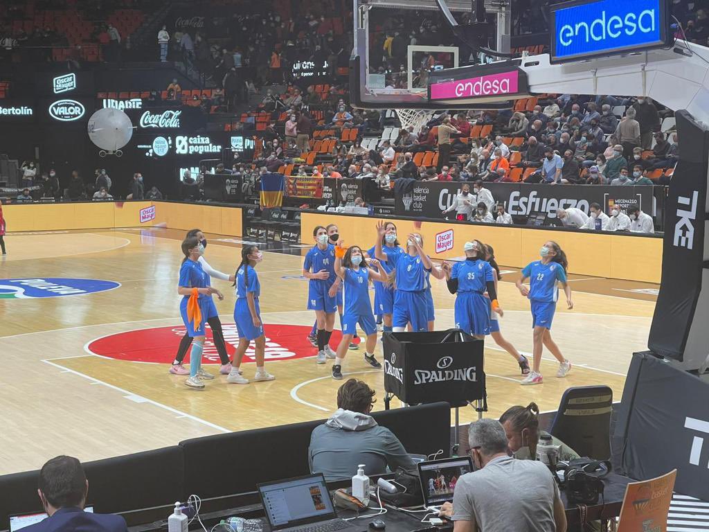 escuelassj's tweet photo. #FemEscola
#JesuitasValencia #150SJ
#150años  #150anys 

Aquí tenemos a la sección d #’baloncesto del #clubdeportivo del colegio  disfrutando del partido de @valenciabasket y ade+ de jugar en los cambios en la misma pista. 
Una experiencia inolvidable https://t.co/u8RGqbmuIe