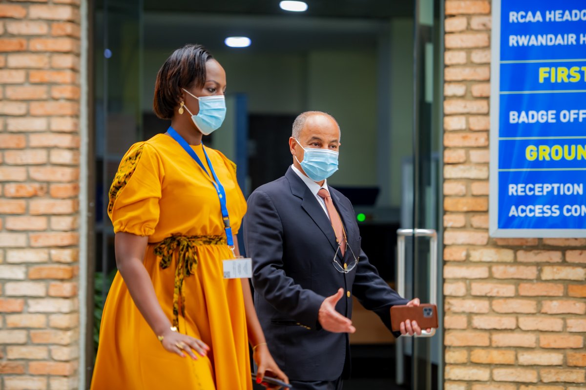 Rwandaaquatics's tweet image. Umuyobozi w'Ishyirahamwe ry'Umukino wo Koga ku Isi (FINA), Hussain Al Mussalam yageze mu Rwanda mu ruzinduko rw'umunsi umwe yakirwa n'umuyobozi w'Ishyirahamwe ry'umukino wo Koga mu Rwanda, Pamela Igirimbazi. @Rwanda_Sports