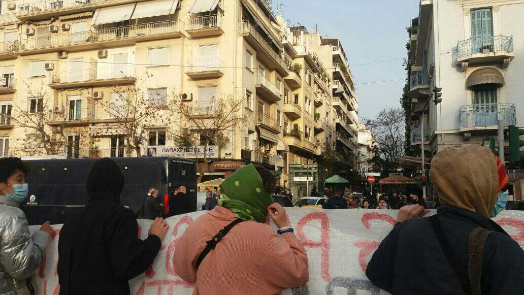 MigrantsSoli's tweet photo. Massive police raid in Athens, Greece yesterday & today to arrest undocumented migrants and transfer them to detention centres.
Solidarians who mobilised to show their opposition, got arrested.
Please share and support those detained.
We're two worlds apart, solidarity will win! https://t.co/1ZNpZjDYVa