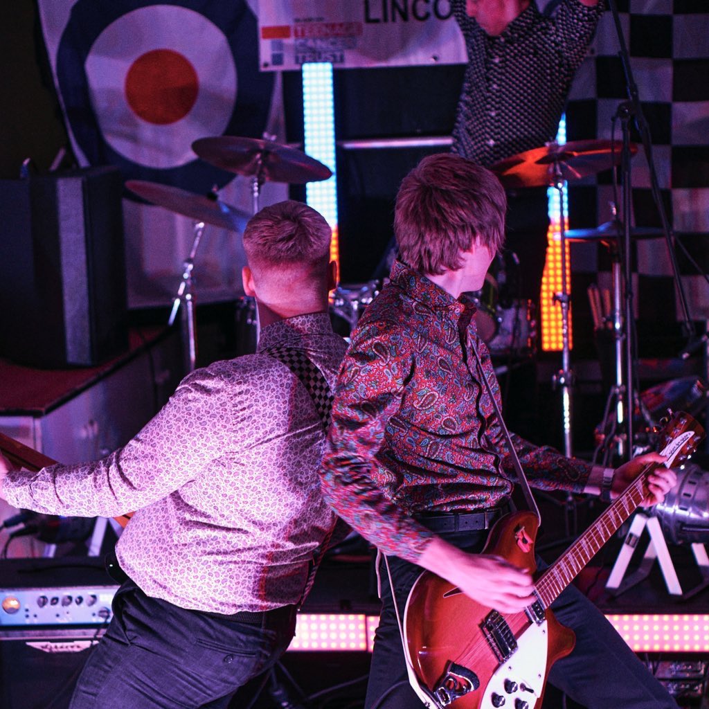Sharp_Class's tweet photo. Keep watching…. Wait for it… He’s coming down any second now🥁💥
As always, Keep The Faith✊
📸Photography by Rob Williamson
#sharpclass #alternative #drums #band #livemusic #powerpop #punk #soul #mod #modrevival #powertrio #onstage #liveperformance #britpop #keepthefaith https://t.co/3kFjvprxnK