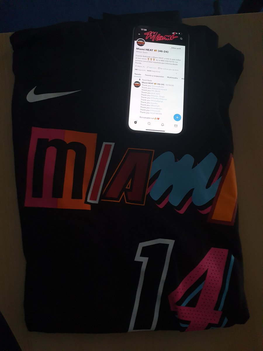 Heat_Spain's tweet photo. 🚨 SORTEO: CAMISETA (con mangas) DE TYLER HERRO‼️🎁🔥

➡️ Requisitos:

📌 Seguir a esta cuenta 
📌 Dar MG a este tweet
📌 Citar este tweet con el récord que piensas que finalizaremos la temporada (a falta de 12 partidos).

👀 Límite: Martes 22 (00:00 Am 🇪🇦)

#HEATculture https://t.co/NUUSM8vA8v