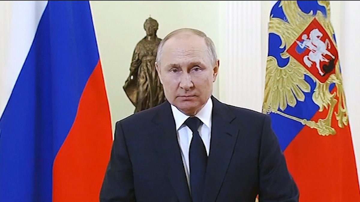 christa_hofmann's tweet photo. Der ukrainische Präsident Selenski verteidigt sein Land mit dem Mut der Verzweiflung gegen das übermächtige Russland von Präsident Putin. Porträt zweier Staatschefs, die unterschiedlicher nicht sein könnten, im #WELTjournal 22.30h nach der #ZiB2 https://t.co/b1vKOUCyKa