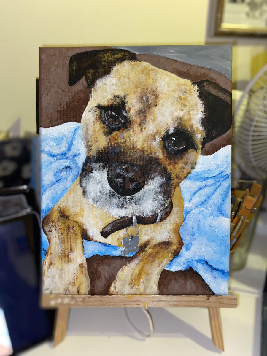 meg_emily___'s tweet photo. Getting back into my flow again, hmu for your pet portrait needs ☺️🥰
Focus is in ball point pen/acrylic paint 🖊🎨 https://t.co/ItH0Ih2wqs