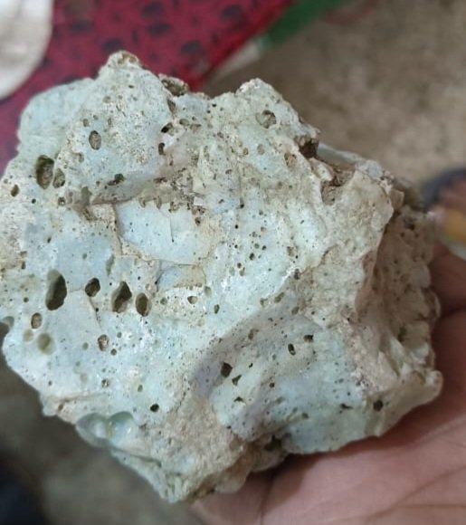 pushkarmangal's tweet photo. What is this stone?
#metelliod, #meteorite, #meteoroid
#metal #nonmetal or #stone
Properties are amazing:
Not Melting point found.
Not reaction in nitric acid nor loss its weight.
Easily breakable.
Color turn green in hand on other turn offwhite.
Pushkar Agarwal
Call 9627777797 https://t.co/pI3PT9q0BU