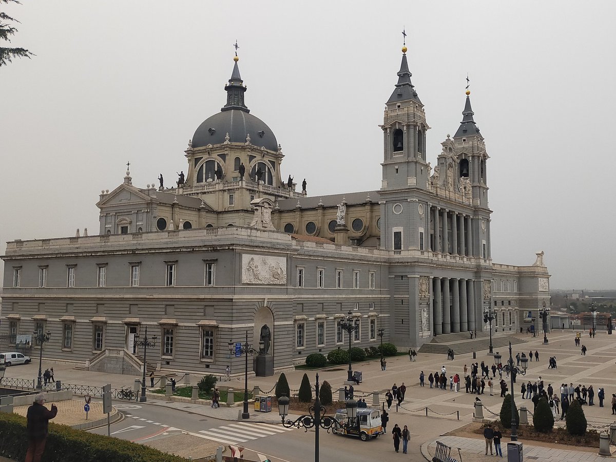 75_rubia's tweet photo. Me encanta #Madrid sea cual sea el color del que se vista ese día ❤️#LaAlmudena #PalacioReal #GuadiaReal #Paseoconmispensamientos https://t.co/s6XL9b5qFU