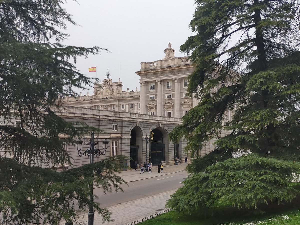 75_rubia's tweet photo. Me encanta #Madrid sea cual sea el color del que se vista ese día ❤️#LaAlmudena #PalacioReal #GuadiaReal #Paseoconmispensamientos https://t.co/s6XL9b5qFU