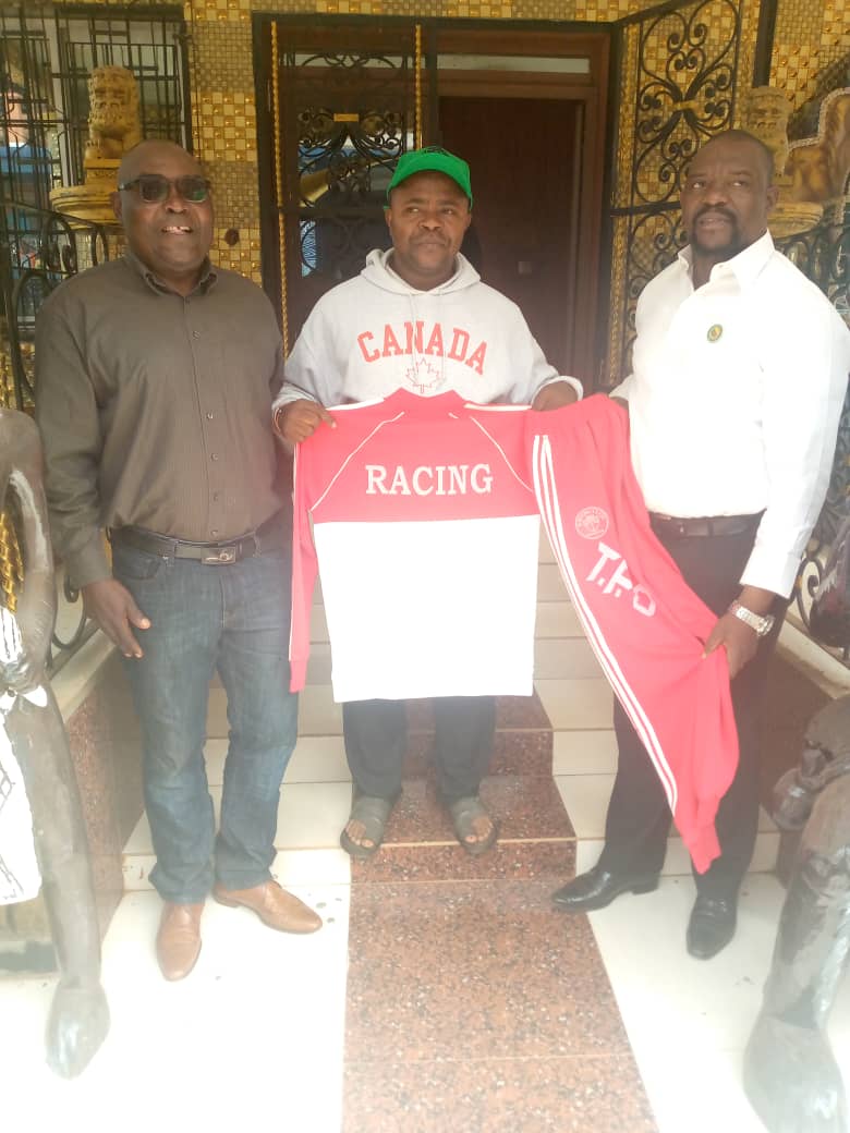 RACING_TPO's tweet photo. [Présentation de la nouvelle tenue vestimentaire du Racing Club TPO ❤️🤍 ]

Ce jour, le bureau exécutif du club s'est rendu tour à tour chez sa Majesté MBE FOTSO Mitterrand le chef supérieur #Bamougoum et M. KOULBOUT AMAN David le préfet du département de la #Mifi

#TPO4Life https://t.co/KcwgEqowTi