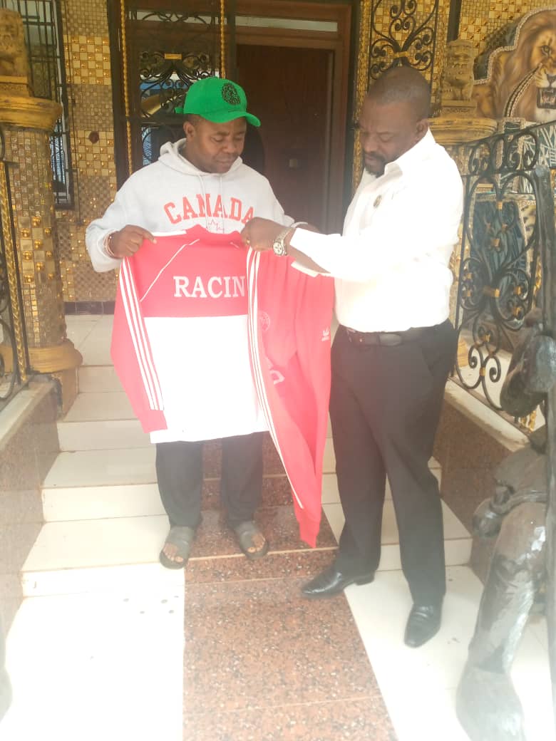 RACING_TPO's tweet photo. [Présentation de la nouvelle tenue vestimentaire du Racing Club TPO ❤️🤍 ]

Ce jour, le bureau exécutif du club s'est rendu tour à tour chez sa Majesté MBE FOTSO Mitterrand le chef supérieur #Bamougoum et M. KOULBOUT AMAN David le préfet du département de la #Mifi

#TPO4Life https://t.co/KcwgEqowTi