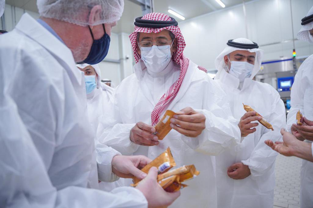 دشنّا اليوم عددًا من المشاريع في المدن الصناعية بمحافظة جدة، تنوعت بين مشاريع توسعة، وخطوط إنتاج جديدة في عدد من الأنشطة الصناعية؛ يعيش القطاع الصناعي نهضة شاملة، ويتيح فرصاً نوعية للمستثمرين، الذين أكدت خلال لقائي بهم على الاهتمام بالمحتوى المحلي، وتوظيف وتدريب أبناء الوطن.