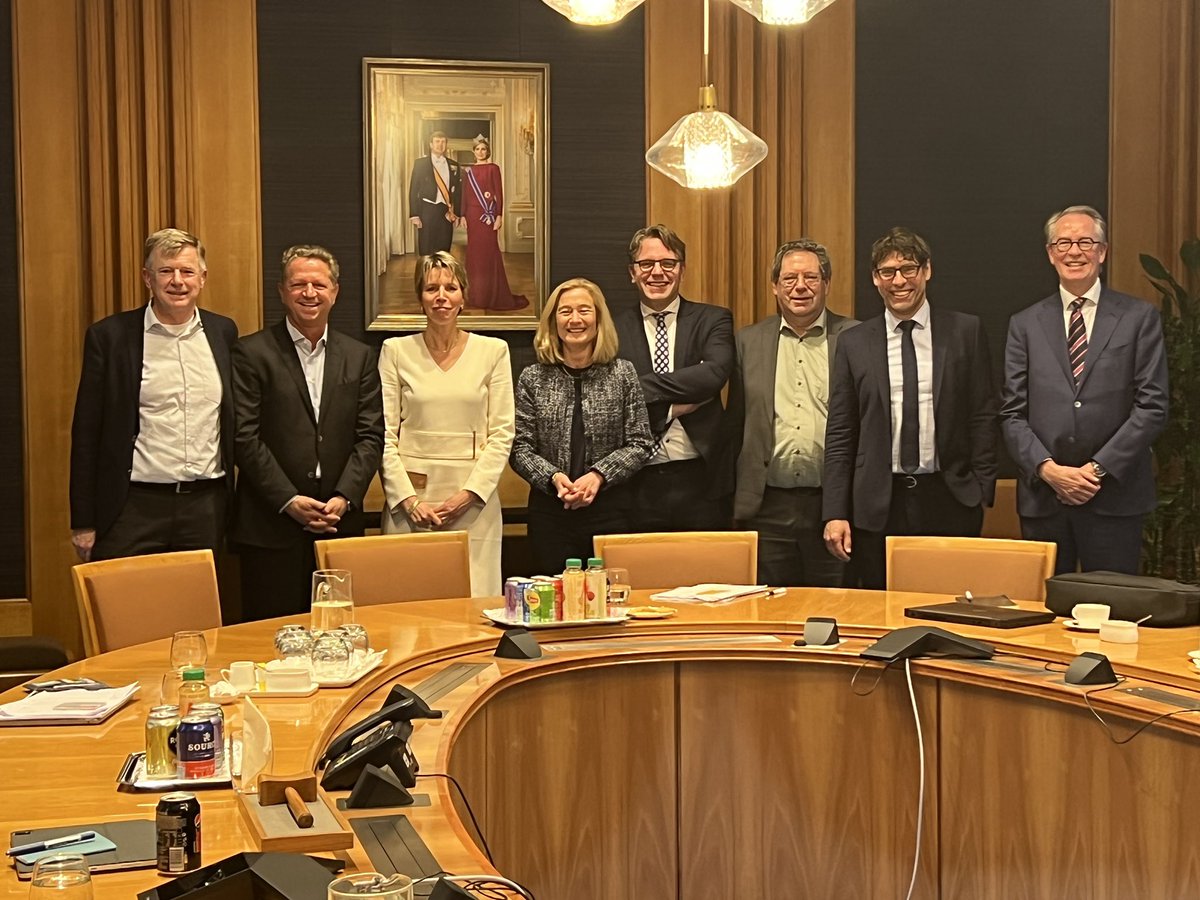 edwardstigter's tweet photo. Namens @PBNZKG met de andere industriële clusters goed gesprek met @ministerezk over groene industriepolitiek, noodzakelijke uitbreiding energie-infrastructuur en voldoende beschikbaarheid groene stroom. Belangrijk om dit publiek/privaat op clusterniveau op te pakken. https://t.co/xPu08rYoCx