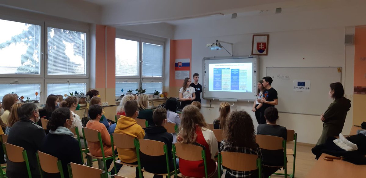 sotilloescolapi's tweet photo. 🏁Último día de Paula y Juan en Kosiçe. Junto con Sasha y Simon han realizado un acto de comunicación sobre el proyecto Quijotes contra Molinos. 
¡Gracias chicos! ¡Sois un gran equipo! 👏🏻
#SumamosSonrisas 😃 #ErasmusPlus @sepiegob @ECLarioja https://t.co/0cgr8VBOoX