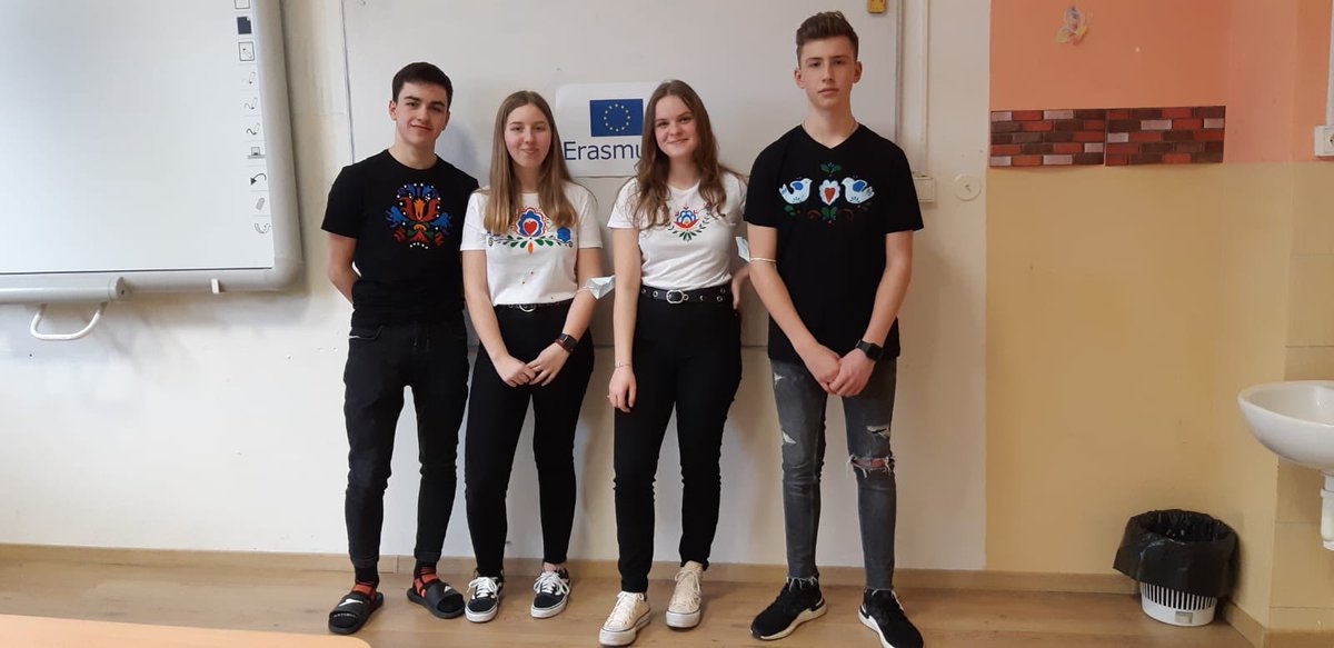 sotilloescolapi's tweet photo. 🏁Último día de Paula y Juan en Kosiçe. Junto con Sasha y Simon han realizado un acto de comunicación sobre el proyecto Quijotes contra Molinos. 
¡Gracias chicos! ¡Sois un gran equipo! 👏🏻
#SumamosSonrisas 😃 #ErasmusPlus @sepiegob @ECLarioja https://t.co/0cgr8VBOoX