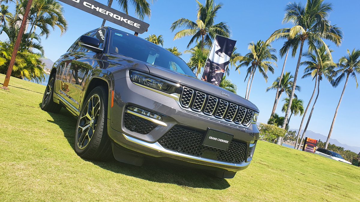 soloautos's tweet photo. Si bien ahora llega la versión #SummitReserve de la #GrandCherokee más adelante habrá versiones Overland, Limited e incluso la 4xe híbrida hacia el segundo semestre del año
¿Cuál es tu versión favorita? https://t.co/CEoDZM7OAm