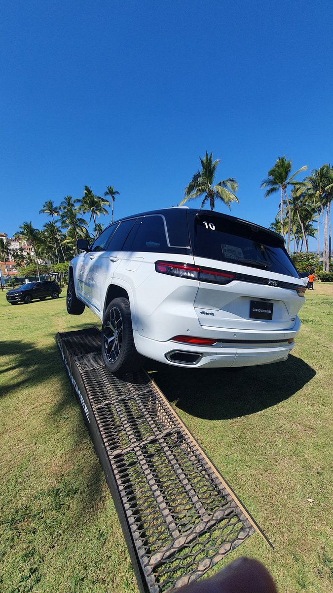 soloautos's tweet photo. Si bien ahora llega la versión #SummitReserve de la #GrandCherokee más adelante habrá versiones Overland, Limited e incluso la 4xe híbrida hacia el segundo semestre del año
¿Cuál es tu versión favorita? https://t.co/CEoDZM7OAm