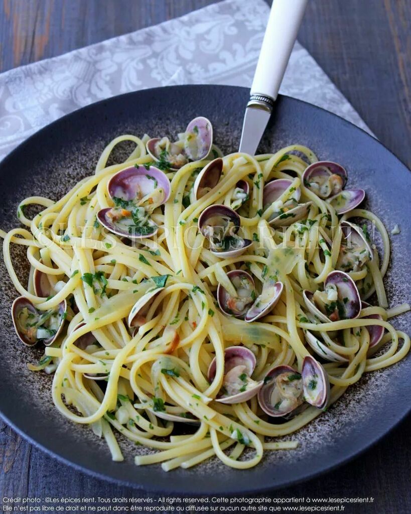 lesepicesrient's tweet photo. Une nouvelle recette vous attend sur le blog ! C'est l'un de mes plats italiens préférés : les linguine alle vongole 🥰🇮🇹

Ce plat de pâtes mijotées aux palourdes et au vin blanc est facile à réaliser. Les pâtes sont ultra parfumées, avec une texture … https://t.co/0kGIWWijeZ https://t.co/p0i6el9e4d