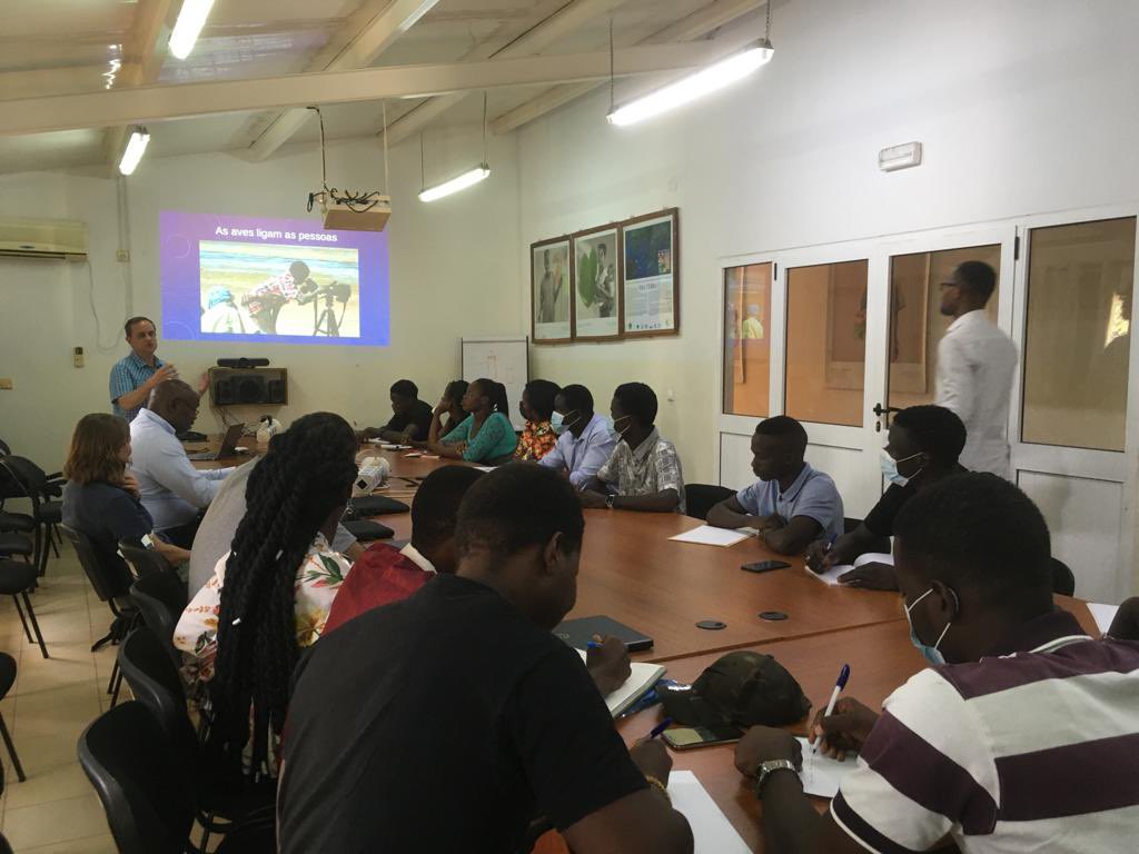 tidal_wings's tweet photo. Back in Guinea-Bissau for a field mission in the Bijagos archipelago. But first we are delivering a course for students from the University Lusófona. First day at the office. Tomorrow fieldwork! @ibapgb @MavaFdn @FC_UL @CESAM_Univ #waders https://t.co/LRhd4OfzAL
