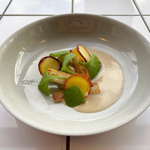 Chef Patron Jasper Kaan Restaurant De Klub Utrecht: alweer zo'n prachtig vegetarisch gerecht:
Pommes Paolo • Kastanjecrème • Schorseneren • Postelein (v).
Euro-Toques Nederland: Ambacht - Kwaliteit - Puur - Duurzaam.