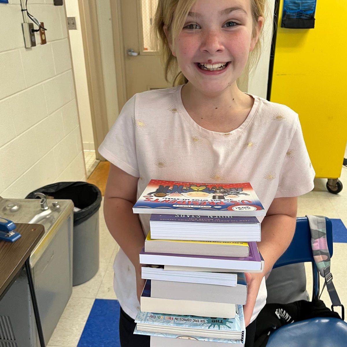 elkin_elem's tweet photo. More book reveal pics!! What an awesome day for literacy!! #bookarefun helped our students build their at-home libraries for FREE!!! @elkincityschools 💙💛❤️📚📚📚 https://t.co/vS0fh6LC3F