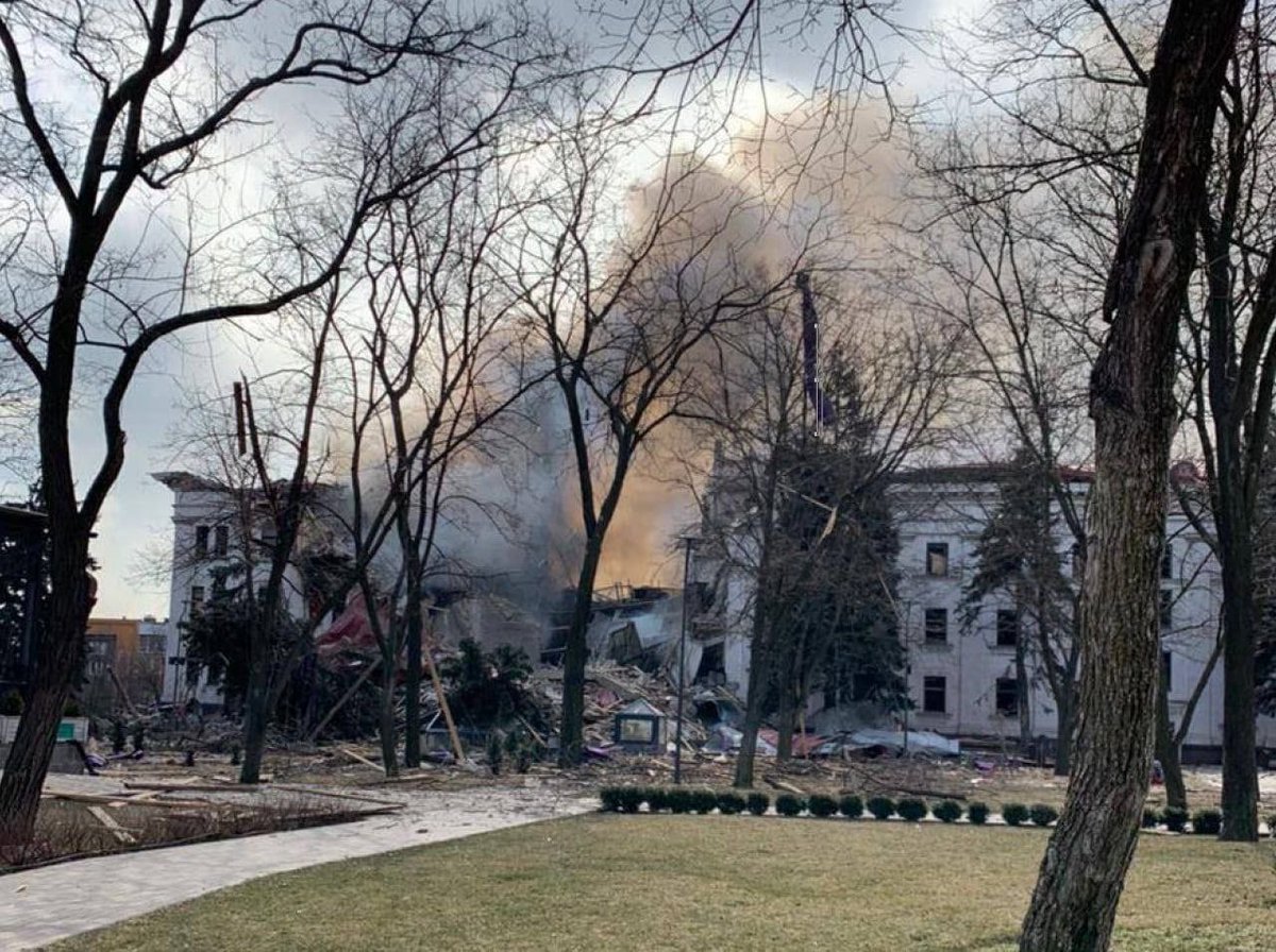 czechrecon's tweet photo. Zničené divadlo po ruském leteckém útoku ve městě Mariupol. Tato budova sloužila jako kryt a v troskách můžou být až stovky civilistů. #Ukrajina https://t.co/SM8FxuUM7X