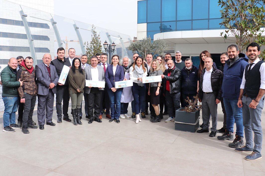 konak_ve's tweet photo. İlçe Müdürlüğümüzce düzenlenen 3. Sürdürülebilir Su Ürünleri ve Balıkçılık ile İsrafsız Mutfak Atölyesi İzmir Ticaret Odasının ayni ve “Dory’s Kitchen”nın bedelsiz yer ve ekipman desteği ile 16 Mart 2022 tarihinde gerçekleştirildi.
@Ozenmustfa @oktaydarcan @Ruhsan16 @izmirtarim https://t.co/C2qTZiUqqO