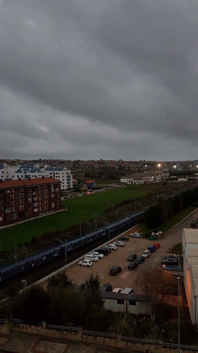 Apez140's tweet photo. #Instantes
De un #Cochero de @Renfe en la su demanda de la meseta surca las vías en una Hora entre horas que transcurre...🧚♂️😎 https://t.co/XR401tF1hP