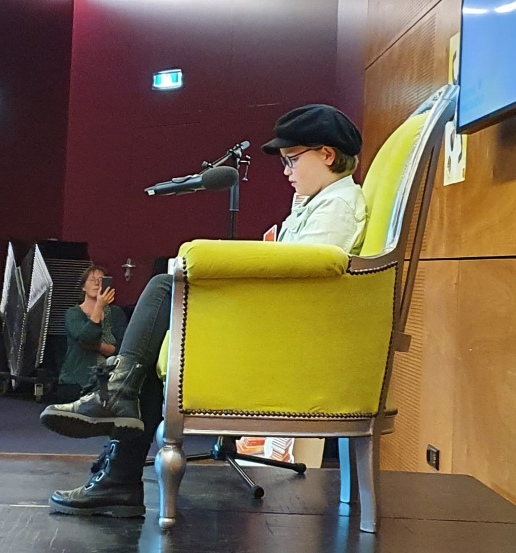 Zo ontspannen en met heel veel plezier voorlezen! Iedereen heeft ervan genoten! De regionale Voorleeskampioen komt uit de gemeente Elburg. Haar school Het Sterrenlicht in 't Harde mag heel trots op Rachel ten Brink zijn. Op naar de Provinciale finale en dat is helemaal verdiend!