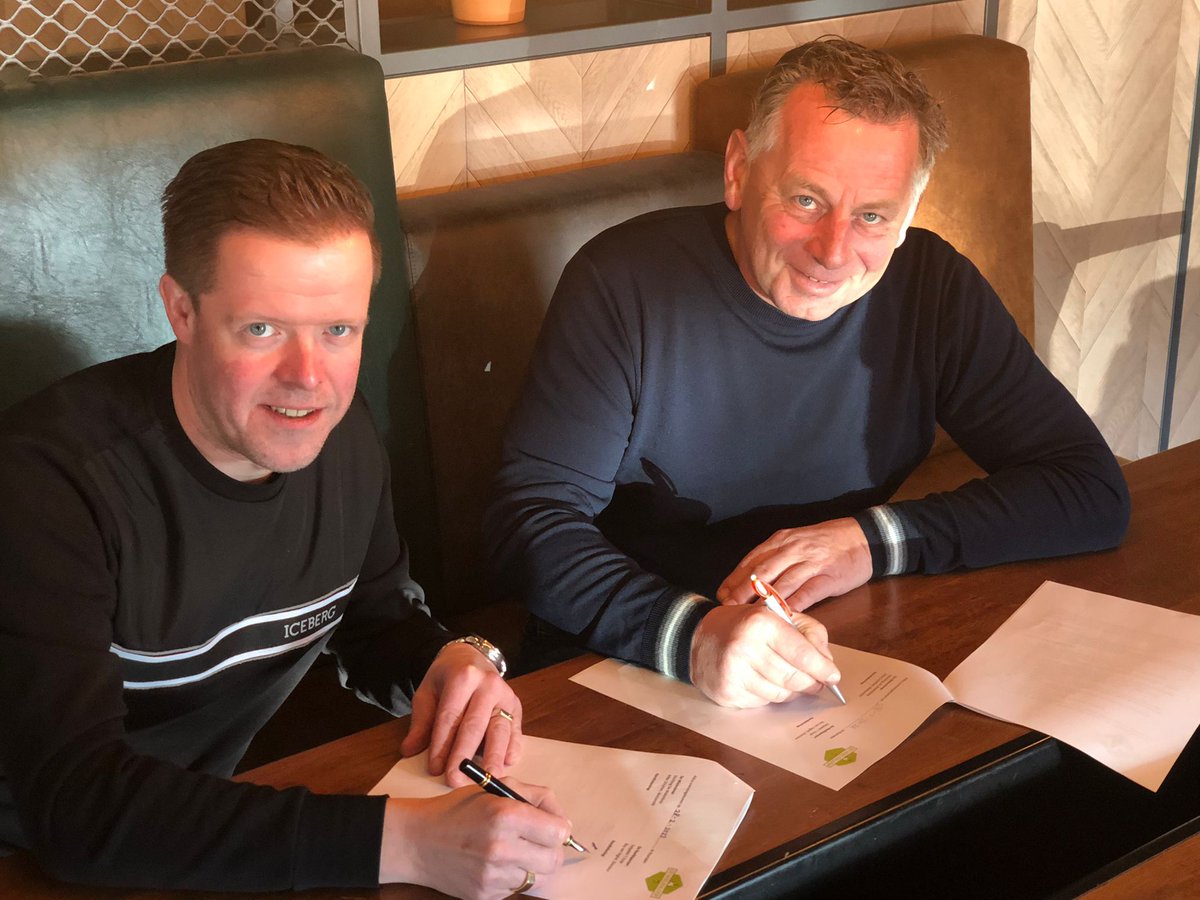 DeWielenloop's tweet photo. Kennen jullie onze nieuwe hoofdsponsor al? Ja natuurlijk! Het is @Eetpaleistvosje, omdat lekker eten en goed bewegen hand in hand gaan. Dank jullie wel Roy van Veghel en Peter Vos. Schrijf je nu in op  https://t.co/0Zj2QTnmpL #lekkerlopen #hardlopen #food https://t.co/kkWasAnVHV