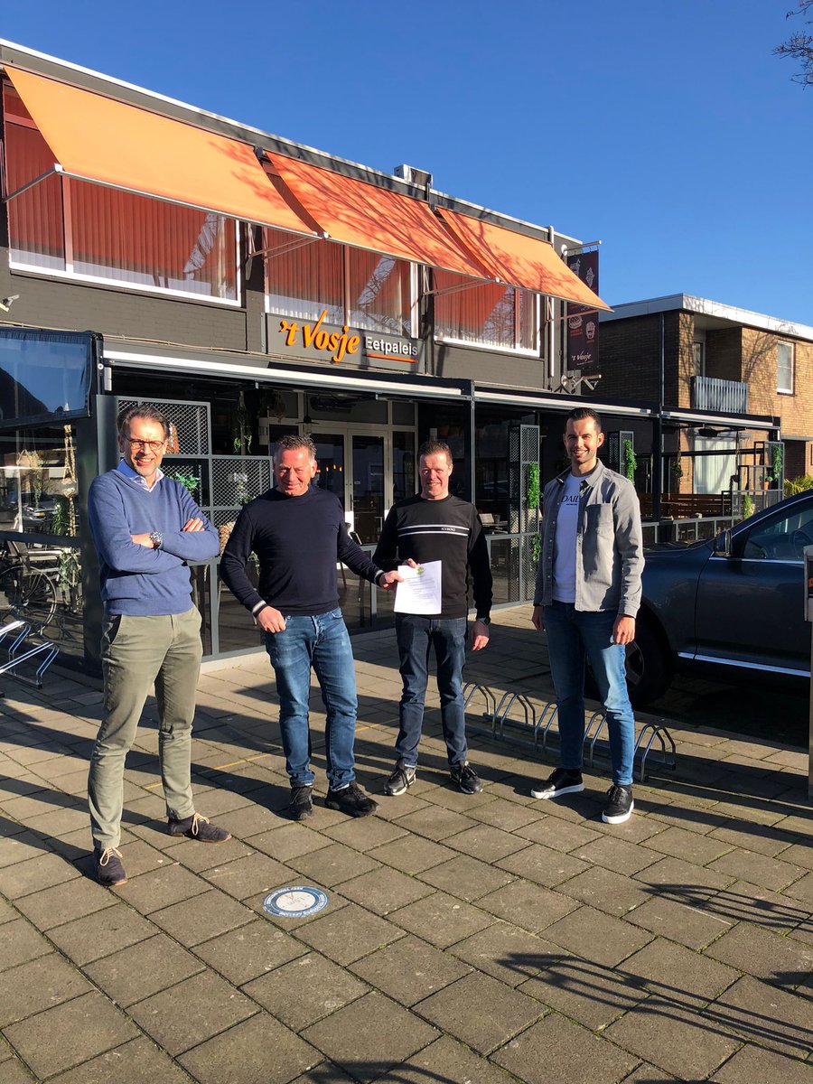 DeWielenloop's tweet photo. Kennen jullie onze nieuwe hoofdsponsor al? Ja natuurlijk! Het is @Eetpaleistvosje, omdat lekker eten en goed bewegen hand in hand gaan. Dank jullie wel Roy van Veghel en Peter Vos. Schrijf je nu in op  https://t.co/0Zj2QTnmpL #lekkerlopen #hardlopen #food https://t.co/kkWasAnVHV