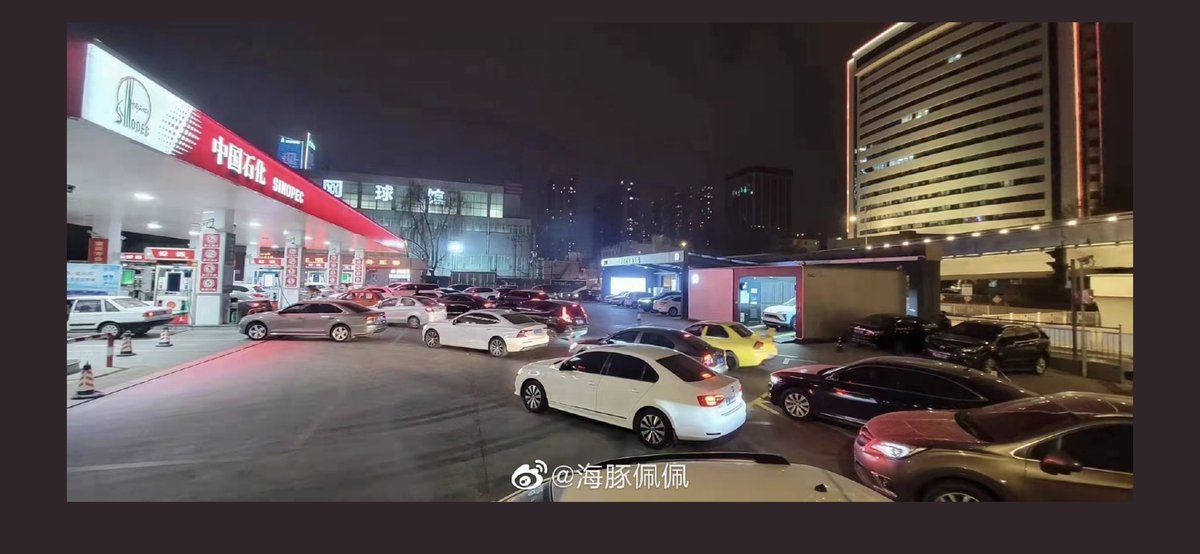 DCDOWORK's tweet photo. $NIO while everyone else in China is waiting to fill up Gas, $NIO can swap the battery out for a fully charged battery in less than 5 minutes. No other car company on the planet is doing this. https://t.co/O9yHAPtBpK