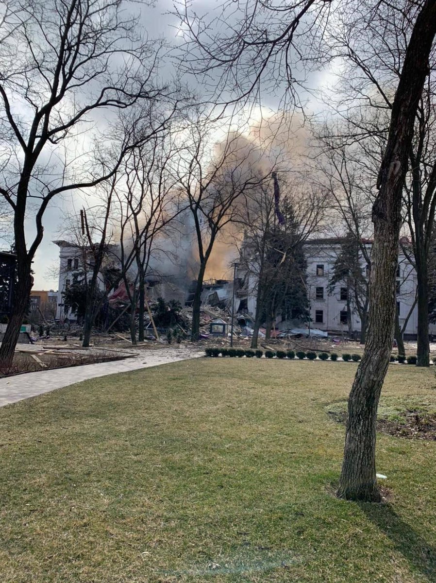 andrea_nicastro's tweet photo. #Allert Il teatro di prosa di #Mariupol colpito da una bomba d'aeroplano. Crollati tetto e colonnato. Negli scantinati usati come rifugio potrebbero esserci mille persone. #InsideUkraine #RussiaUkraineWar https://t.co/dN3hkYrkwR