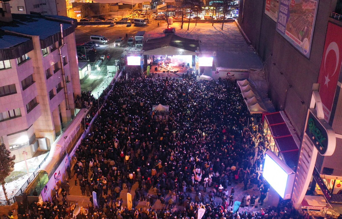 Ünlü sanatçı Manuş Baba 'Van Shopping Fest' etkinlikleri kapsamında sahne aldı. Soğuk havaya rağmen konser alanını dolduran izleyenler gönüllerince eğlendi. 🎉🎶

#VanShoppingFest
#Van