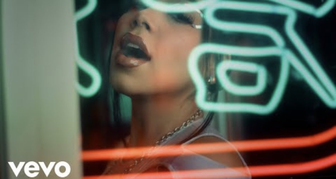 KeniaOsSitio's tweet photo. .@KeniaOs asegura que “Se Fue la Luz” es una de las canciones más importantes de su carrera, que dió origen a su álbum debut “Cambios de Luna”. ¡Ya puedes activar el recordatorio en YouTube! https://t.co/ccYyFD2cHS
