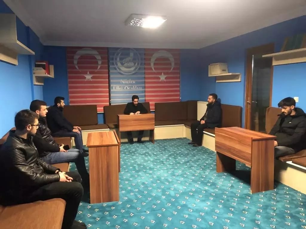 İlçe Başkanımız Sn. Selçuk Karavel beyefendi öncülüğünde, silahlı saldırı sonucu hayatını kaybeden ülküdaşımız Emrullah Kaplan için Kur'an tilaveti gerçekleştirildi.
Ülküdaşımıza Allah'tan rahmet, ailesine ve camiamıza başsağlığı diliyoruz.
@KaravelSelcuk