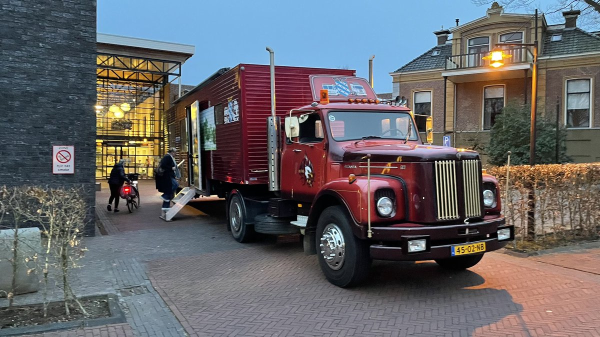 De spesjale stimtruck hat de útbrochte stimmen niiskrekt ôflevere op it gemeentehûs yn Bûtenpost. #FryslanKiest