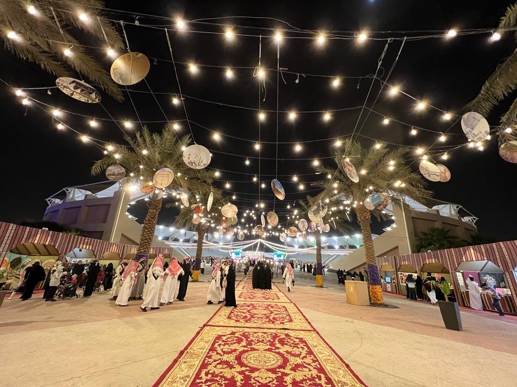 Amanatalriyadh's tweet photo. في #قاف_الرياض يلتقي الموروث الشعبي بشعر المحاورة في أجواء تراثية أصيلة.. 

الفعالية تقام في ساحة العروض بالدائري الشرقي اليوم وغدًا من الـ8 مساءً حتى الـ12 ليلاً.. https://t.co/Bb70V3vV0l