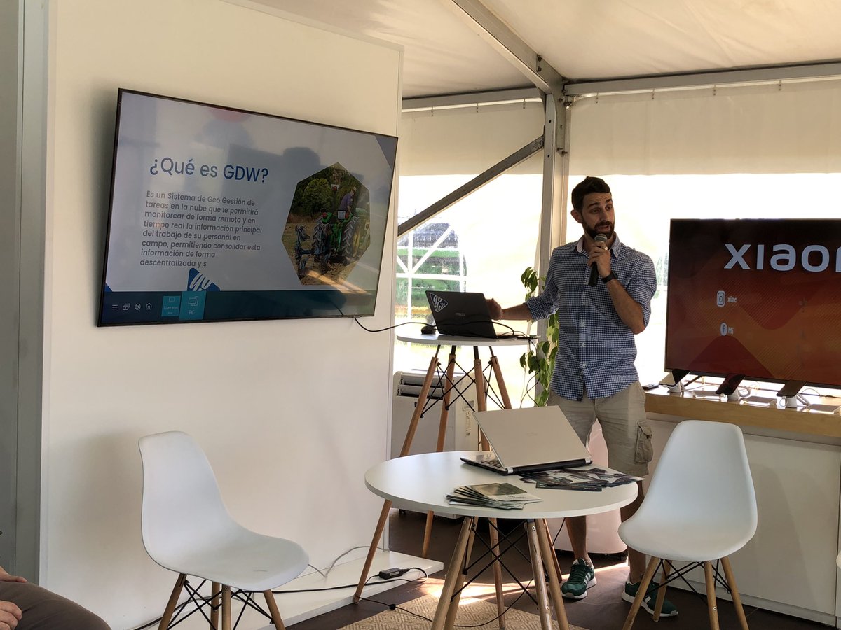 AntelDeTodos's tweet photo. En este momento se está realizando la charla ‘‘Telecomunicaciones y oportunidades del sector agroindustrial’’ con el Ing. Jorge Suárez en nuestro stand de la @Expoactiva. Hasta el sábado podes visitarnos. ¡Te esperamos! https://t.co/emXZTUeqmu