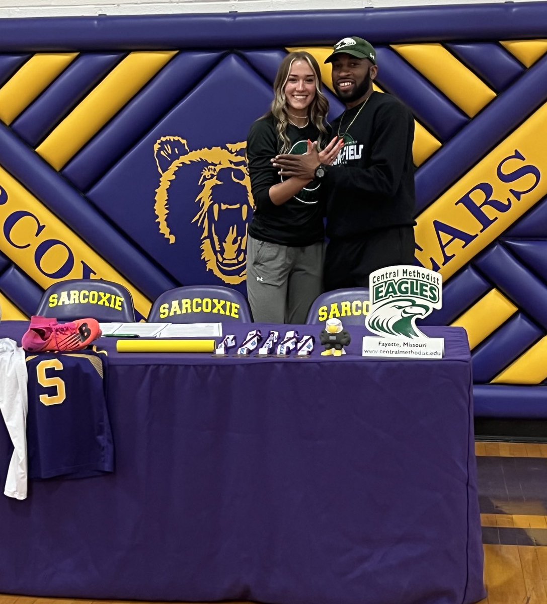 CoachKenny__'s tweet photo. Pen to Paper
🖋🖋🖋🖋
McKenna Bass
Sarcoxie HS
@mckenna_904
@cmuxctf
#ComeEarnYourWings
#CommitToCentral
🟢⚪🦅🟢🟢⚪🦅 https://t.co/T4hr3z34wo