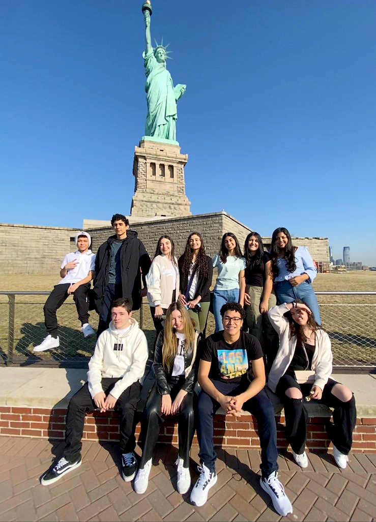faama_edu's tweet photo. A FAAMA tem feito por meio de um acompanhamento mais próximo e presencial aos jovens que estão na Union Springs Academy, em Nova York – EUA.

Em visita aos alunos, os diretores José Prudêncio Júnior e Admilson Duarte fizeram uma visita à Estátua da Liberdade. 

#faama https://t.co/tol2R8uIoA