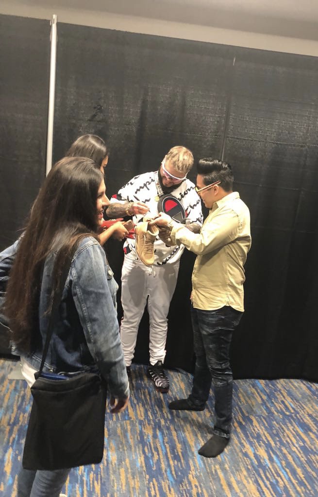 MonopolyEmpire2's tweet photo. @atmos_usa MFE/8 That one time I met my favorite reggaeton singer @FarrukoOfficial and had nothing else for him to sign but my brand new Jordan 12’s, will never forget this moment🔥#atmoscollectorsclub https://t.co/QcCpaNpWUW