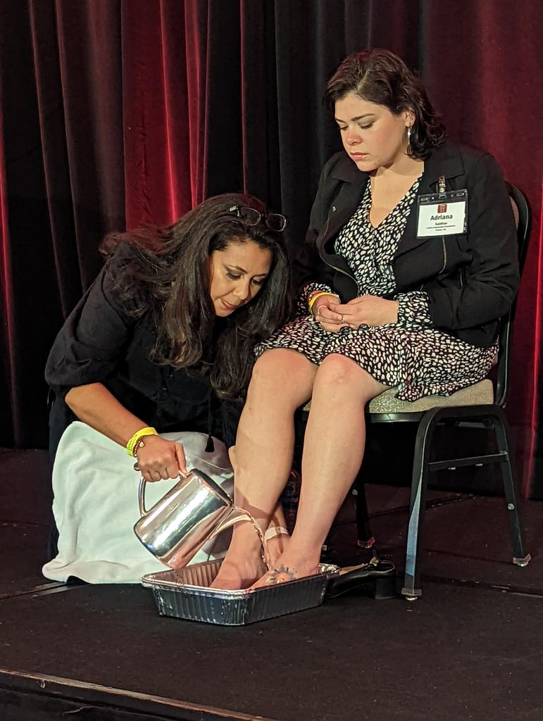 Funders_Network's tweet photo. "Remember to love &amp; be of service to your team...remind them they are worthy &amp; loved" -
@JMGarcel w/ a scripture-inspired reminder of what leadership looks like.
♥️✊
#TFN2022 https://t.co/ks1wTvDAWa