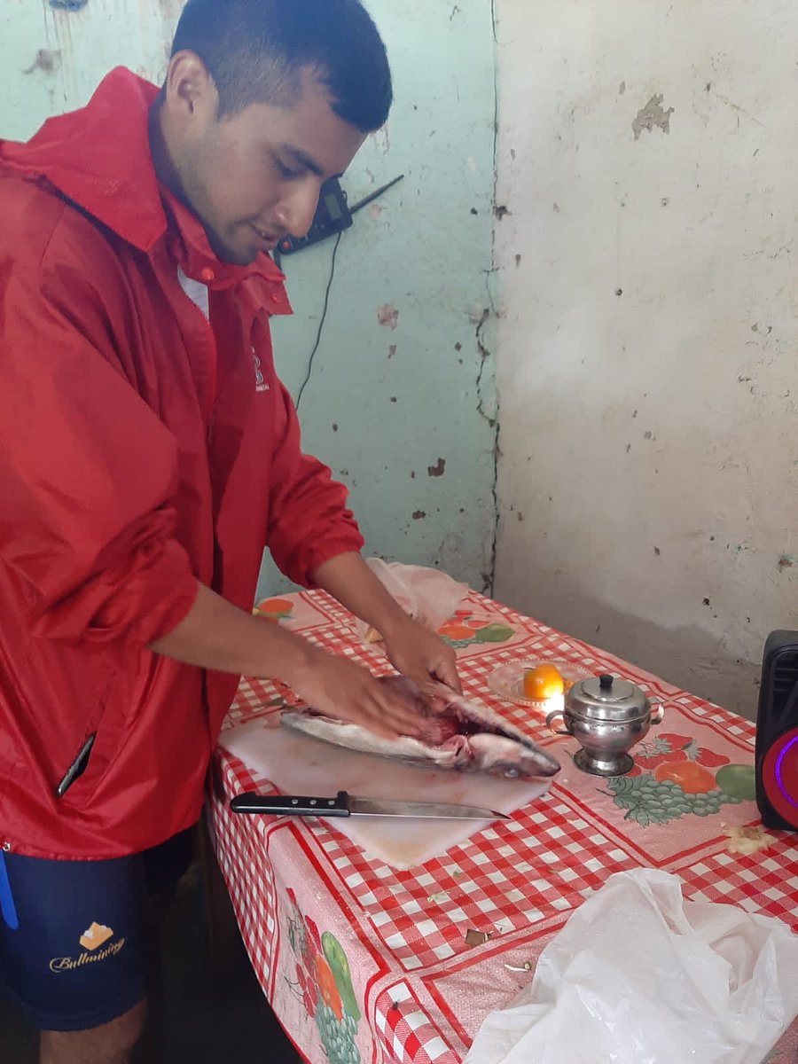 PedriMercado's tweet photo. Siempre hay una primera vez para convertir un pescado en comida para 10 personas. https://t.co/1Dh6zbg5Yi