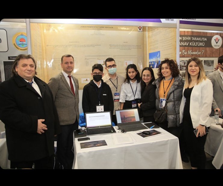 TÜBİTAK projemizi ziyarete gelmiş olan Genel Müdürümüz Sayın Enis Eryaman,Liseler Koordinatörümüz Sayın Arzu Uz,Tarih Bölüm Başkanımız Sayın Cem Şimşek ve Rehberlik Bölüm Bakanımız Sayın Işıl Yayla’ya teşekkür ederiz <a href="/EnisEryaman/">Enis Eryaman</a> <a href="/Azrafraarzu1/">Arzu Uz</a> <a href="/cecemsimsek/">cem şimşek</a> <a href="/isilyaylacan/">Işıl YAYLA CAN</a>