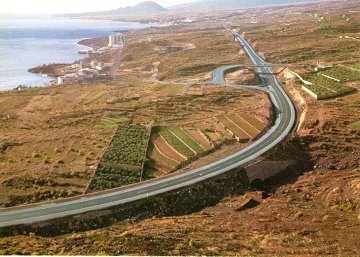 AntesAhoraTfe's tweet photo. Un Antes!
Carretera doble sentido (hoy TF-1), curva de #LasCaletillas.
El edificio del fondo es "Las Arenitas".
#Candelaria
#Tenerife
Año1970
📷#AntiguaTenerife
(Tal día como hoy #16deMarzo de 1967, se celebró en el cruce de #LosCristianos el inicio oficial de los trabajos). https://t.co/ec2kwDzmyh