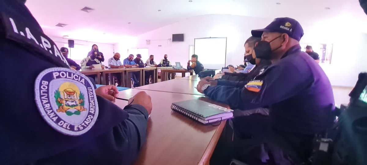 SECSC_ANZ's tweet photo. #16Mar| Sect Seg Ciudadana CJ Hernán Díaz: Los invito a atender los llamados de nuestro pueblo, debemos crear conciencia y prestar atención al servicio que préstamos porque es un derecho constitucional que tienen nuestra gente y es un deber que tenemos nosotros como uniformados. https://t.co/naUkEhvp6S