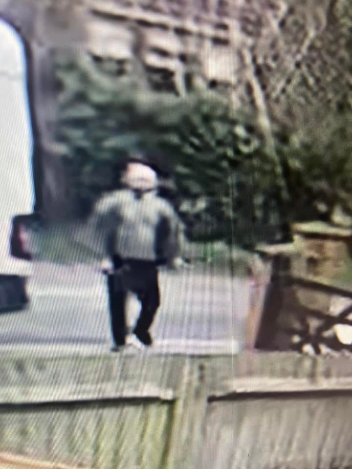 SussexIncidents's tweet photo. #Coolham
Anyone know this man? He Stole a conservatory roof out of residential properties front garden in Coolham at 11am this morning!
The van was an old white Iveco with a long wheel base.
Any Info appachisted https://t.co/7zFHNoYIWi