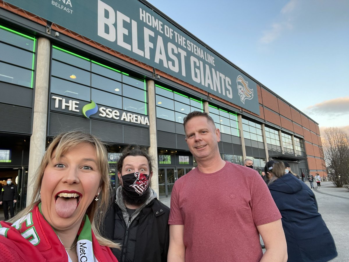 SuterStacey's tweet photo. Challenge cup final: @BelfastGiants v @cardiffdevils with these two @GerJDav &amp; @Taff34 😈🏒🤟🏼🍻 
#cardiffdevils https://t.co/xMEycRGwdn