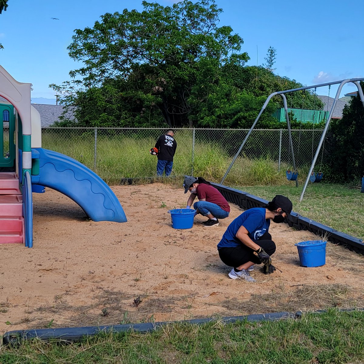 HUGSHawaii's tweet photo. Big mahalo to our good friends at @NewHopeLeeward   who recently gave up their #saturday morning to help  get the HUGS house ready for our first in-person family event in over two years. #HUGSHawaii #40yearsofHUGS #givingback https://t.co/ZH0VXW6iH2