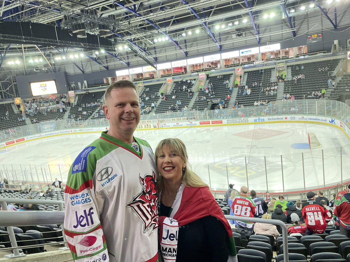 SuterStacey's tweet photo. Challenge cup final: @BelfastGiants v @cardiffdevils with these two @GerJDav &amp; @Taff34 😈🏒🤟🏼🍻 
#cardiffdevils https://t.co/xMEycRGwdn