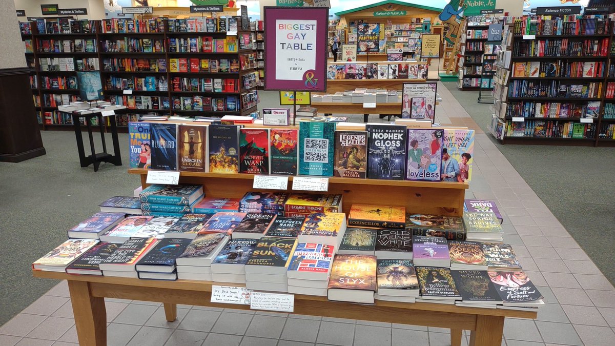 Here I am checking out @Panediting Biggest Gay Table and they aren't here to make recommendations 😭😭😭